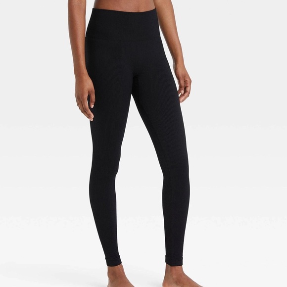 Colsie Ribbed Black Seamless Leggings - Picture 2 of 2